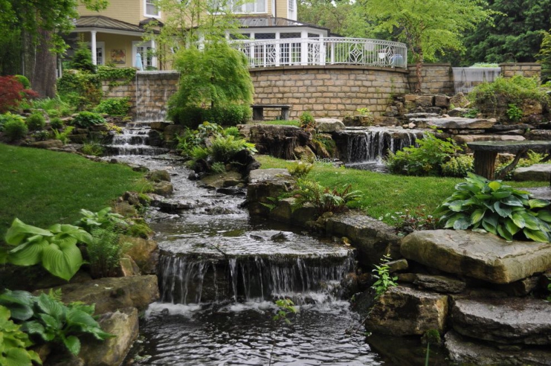 paysagiste-ROQUEBRUNE CAP MARTIN-min_landscaping-rock-louisville-ky-traditional-landscape-and-boulders-brick-wall-bushes-grass-koi-law